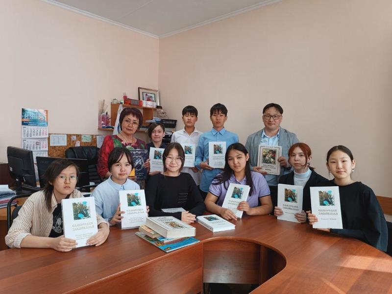 Гимназия Улан-Удэ и школа в Старобешевском округе организовали телемост .