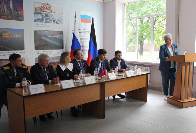 Министр образования ДНР поблагодарила Забайкалье за совместную работу в Старобешевском округе .
