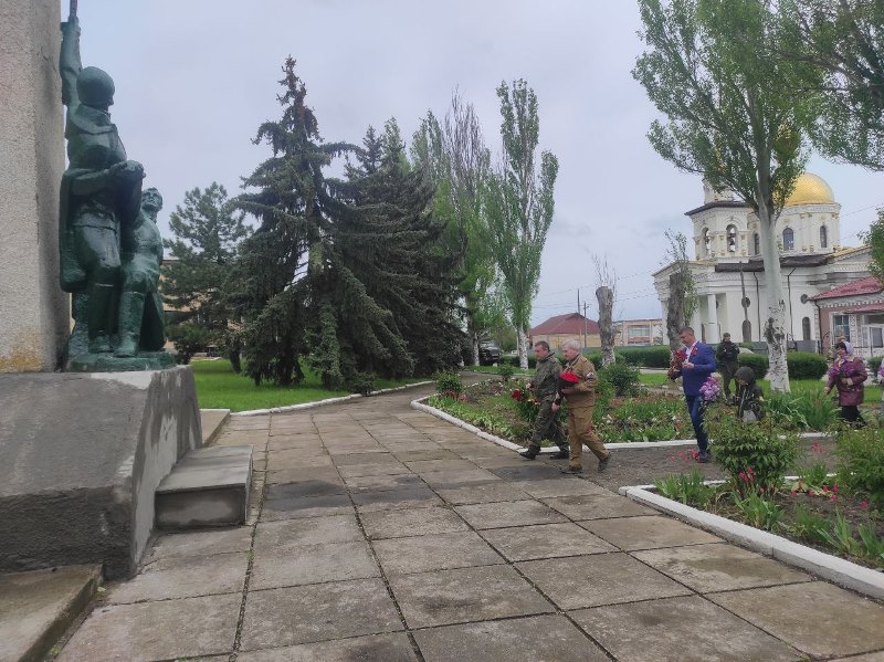 Глава администрации Старобешевского района возложил цветы к Мемориальному комплексу и Вечному огню в поселке Старобешево.