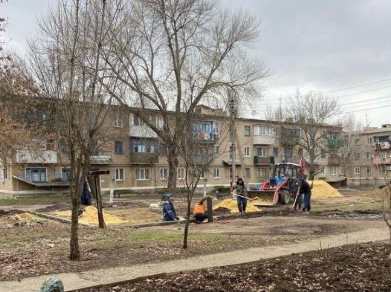 Республики Бурятия строит в городе Комсомольское Старобешевского муниципального округа детскую площадку.