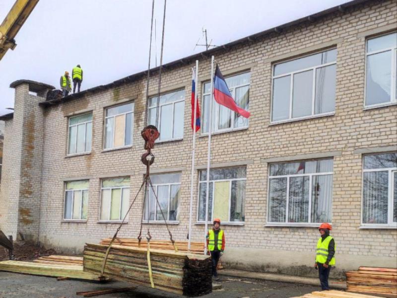 Бурятия завершает восстановление школы в Старобешевском округе.