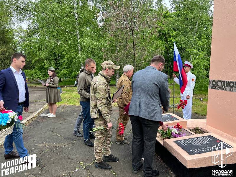 Глава администрации Старобешевского района принял участие в возложении цветов в поселке Новый Свет.