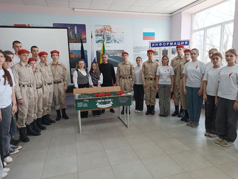 В Старобешевской школе №1 открыли третью «Парту Героя».