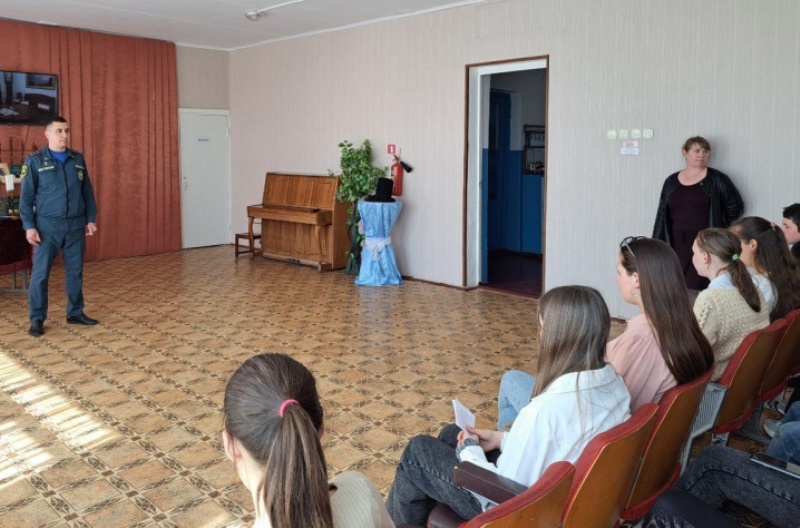 В Новокатериновской школе побеседовали о пожарной безопасности и обращении со взрывоопасными предметами.