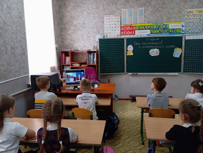 В Марьяновской школе провели классный час «Памятники и исторические места родного края» .