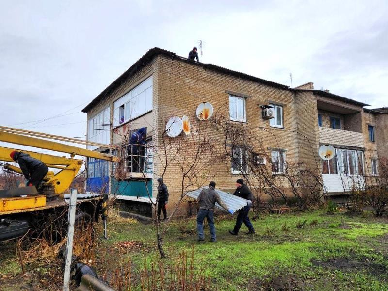 Забайкальский край восстанавливает крыши домов в Старобешевском округе.