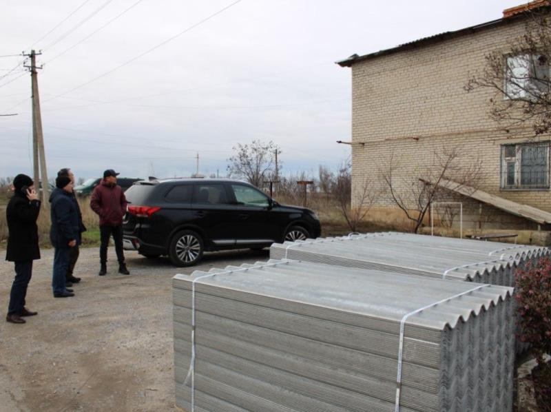 Бурятия помогает восстанавливать кровлю многоквартирного дома в Старобешево.