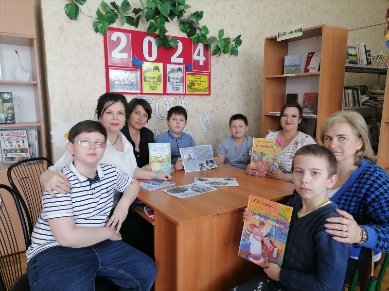 В селе Петровское прошла игровая программа «Семейное чтение: история и традиции».