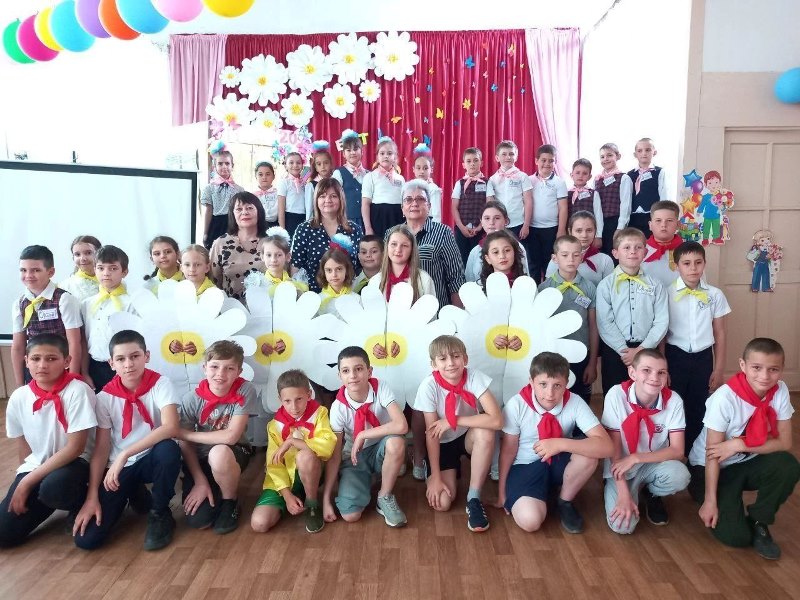 В пришкольных лагерях Старобешевского района прошли торжественные открытия, приуроченные Дню защиты детей.