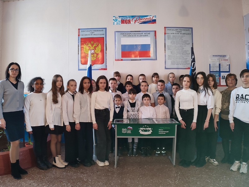 В Старобешевской школе № 2 состоялась торжественная церемония открытия «Парты Героя».