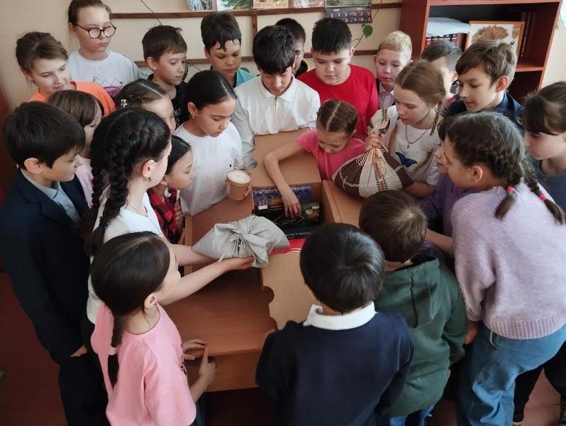 Школьники Забайкалья отправили подарки сверстникам в ДНР.