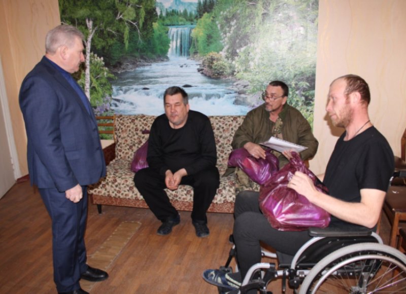 Глава муниципального образования Старобешевский муниципальный округ навестил и поздравил с наступающим праздником военнослужащих проходящих лечение в учреждениях здравоохранения.