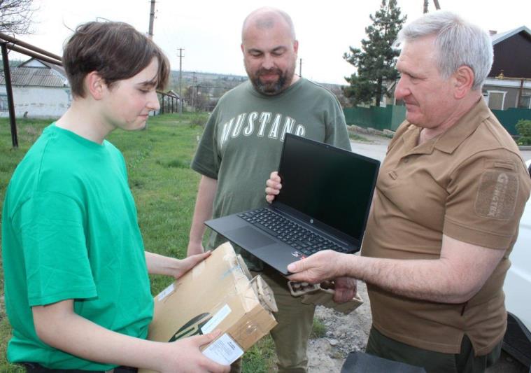 Бурятия подарила ноутбук школьнику из Старобешевского округа .