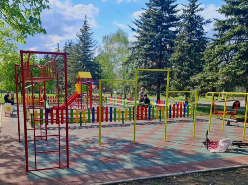 Бурятия дополнительно благоустраивает детские площадки в Старобешевском округе.