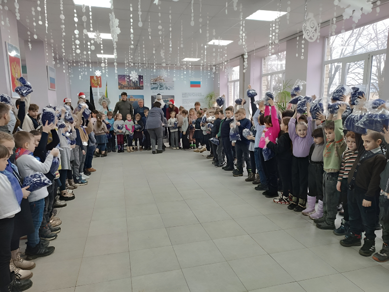 Школьникам начальных классов Старобешевской школы №1 вручили подарки из Забайкалья.