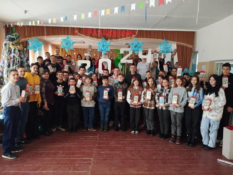 Старобешевские школьники получили подарки от Бурятии.