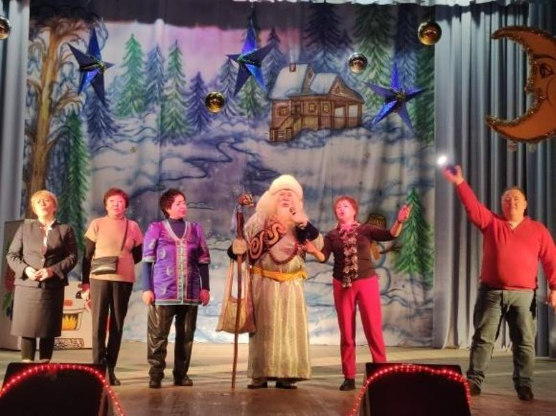 Праздничное представление в Комсомольском посетил бурятский Дед Мороз.