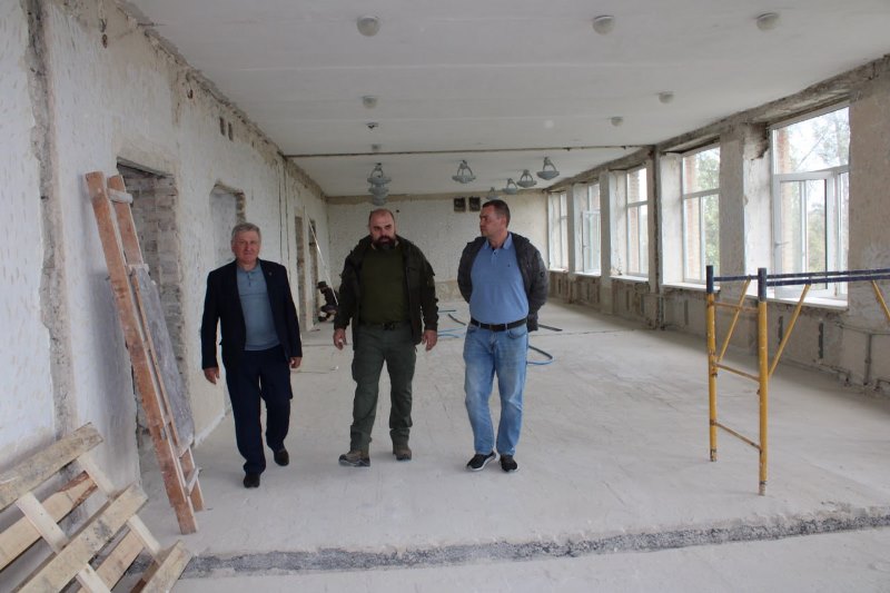 Продолжаются работы по капитальному ремонту Раздольненской школы.