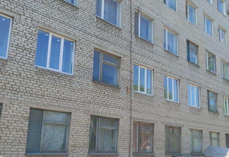 Забайкалье приступило к замене окон в Старобешевской больнице.