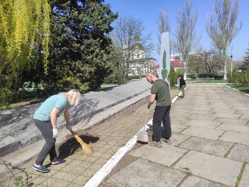 Произведена уборка территории Мемориального комплекса в поселке Старобешево.