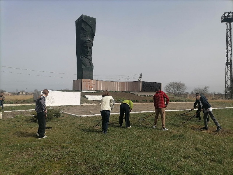 Обучающиеся Петровской школы привели в порядок мемориал и прилегающую к нему территорию.