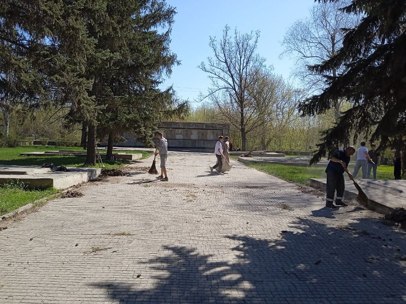 В городе Комсомольское Старобешевского округа благоустроили территорию мемориального комплекса.