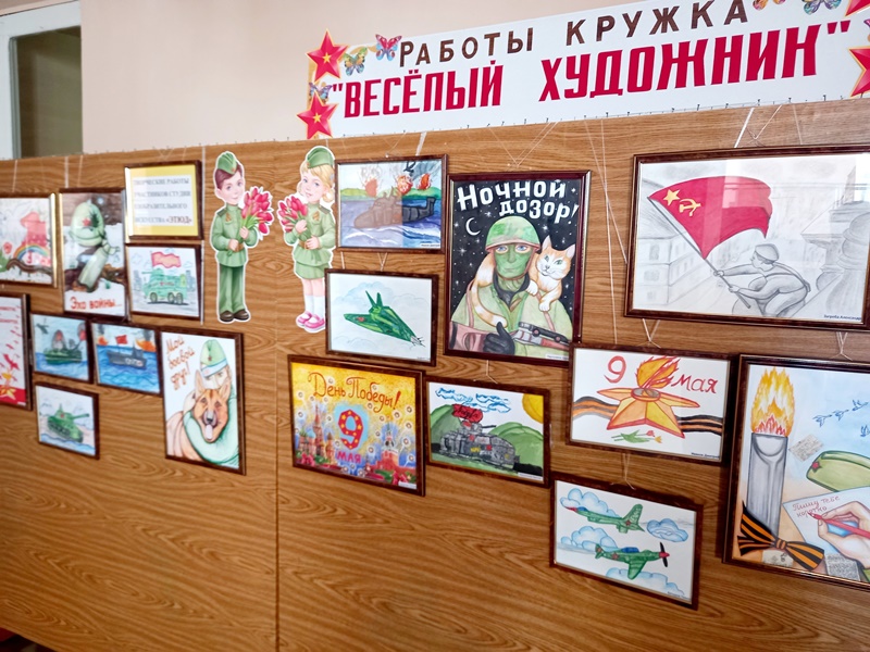 В городе Комсомольское открылась тематическая выставка рисунков.