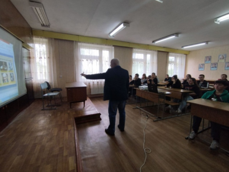 В Старобешево провели единый урок истории «Без срока давности» .