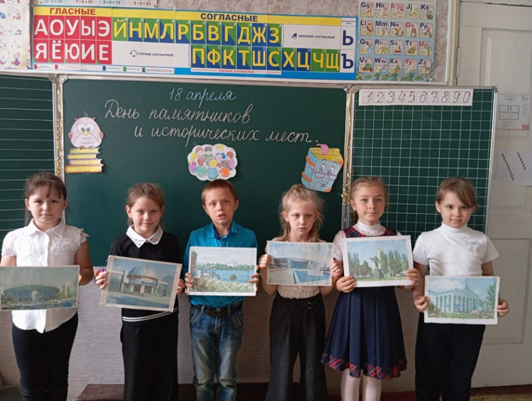 В Марьяновской школе провели классный час «Памятники и исторические места родного края» .
